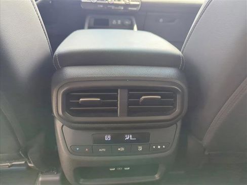 Used 2025 Honda Pilot Touring image 17