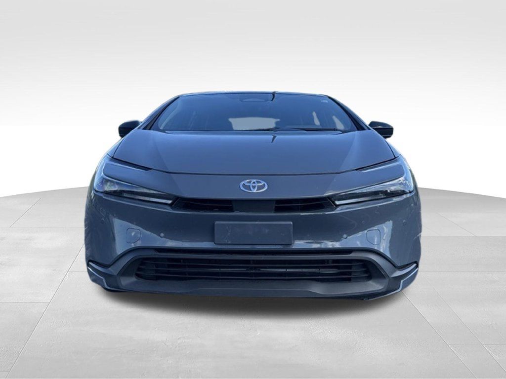 Used 2025 Toyota Prius LE FWD image 2