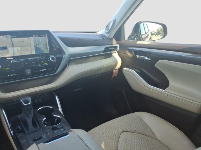 Used 2021 Toyota Highlander Platinum FWD image 13