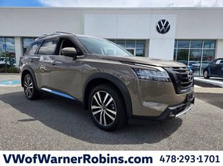 Used 2024 Nissan Pathfinder Platinum w/ Black Appearance Package AWD/4WD video 1