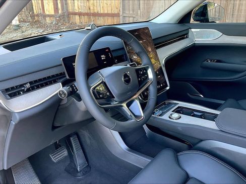 New 2025 Volvo EX90 Ultra w/ Protection Package Premier image 8