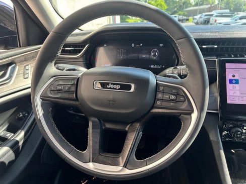Used 2023 Jeep Grand Cherokee Limited w/ Luxury Tech Group II AWD/4WD image 17