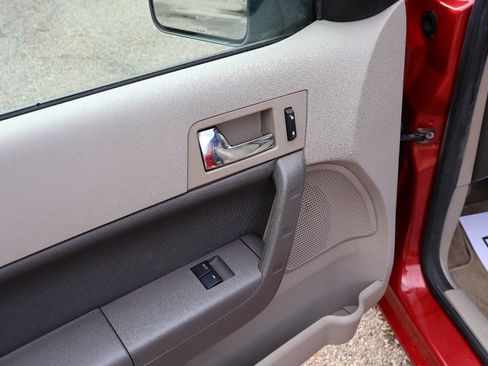 Used 2010 Ford Focus SES FWD image 11