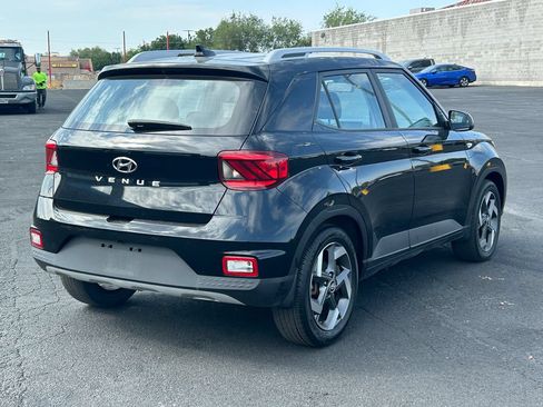 Used 2022 Hyundai Venue SEL FWD image 3