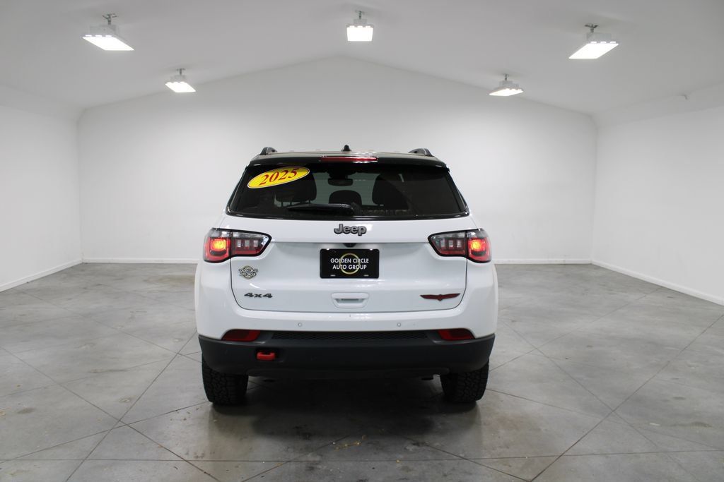 Used 2025 Jeep Compass Trailhawk AWD/4WD image 8