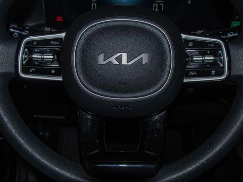 Used 2024 Kia Sorento LX image 11