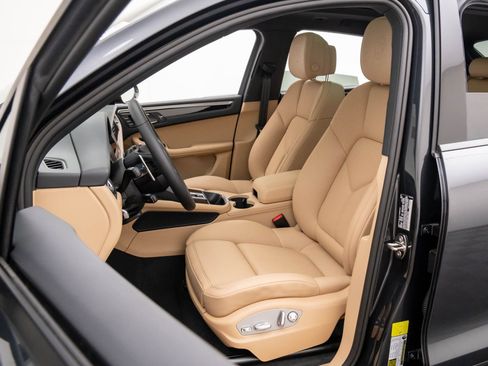 Certified 2026 Porsche Macan AWD/4WD image 5
