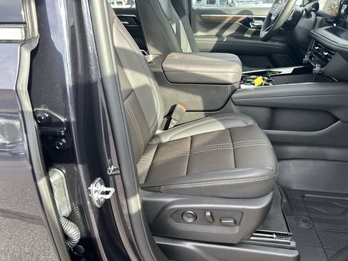 New 2025 Chevrolet Suburban High Country image 18