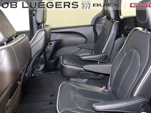 Used 2025 Chrysler Pacifica Limited image 10