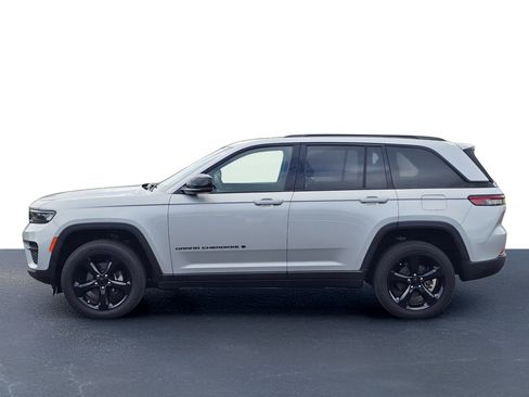 Used 2023 Jeep Grand Cherokee Altitude AWD/4WD image 13