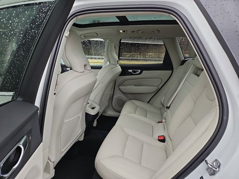 Used 2020 Volvo XC60 T6 Momentum image 10