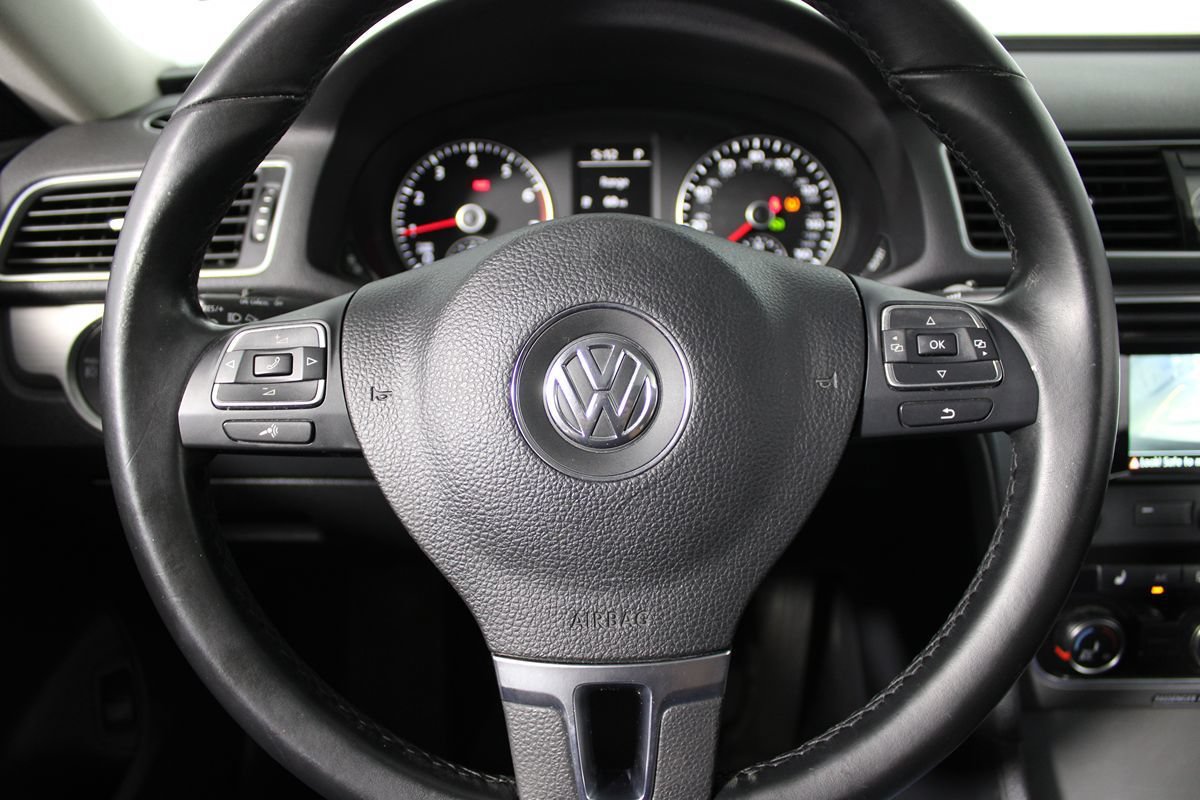 Used 2015 Volkswagen Passat 1.8T SE FWD image 11