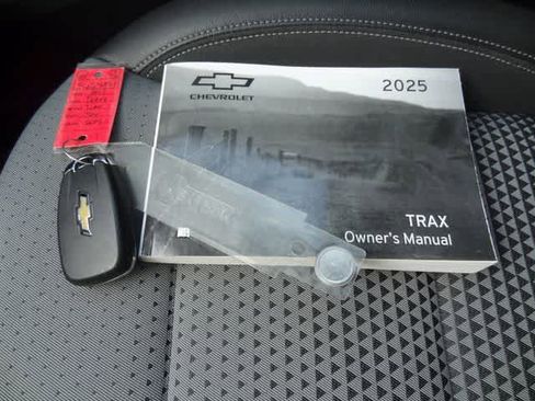 Used 2025 Chevrolet Trax LT image 30