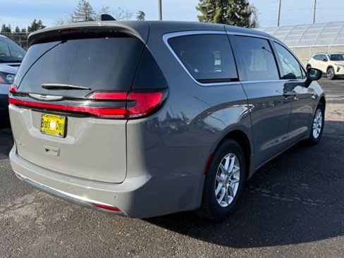 Used 2025 Chrysler Pacifica Select image 4