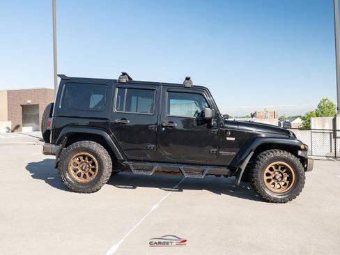 Used 2017 Jeep Wrangler Unlimited Sahara AWD/4WD image 8