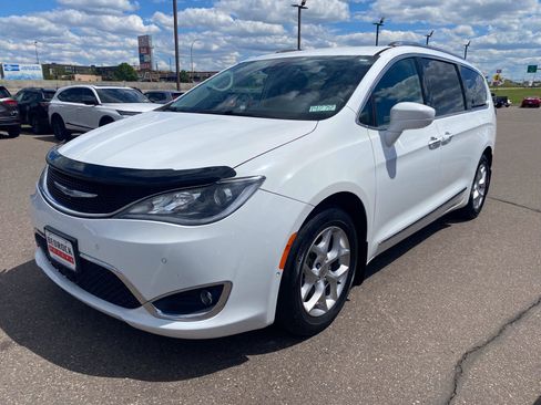 Used 2018 Chrysler Pacifica Touring-L w/ Advanced Safetytec Group FWD image 4