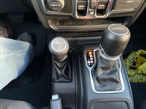 Used 2022 Jeep Gladiator Willys image 16