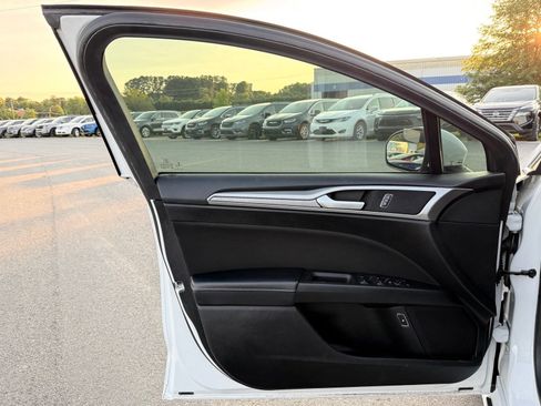 Used 2019 Ford Fusion SE FWD image 10