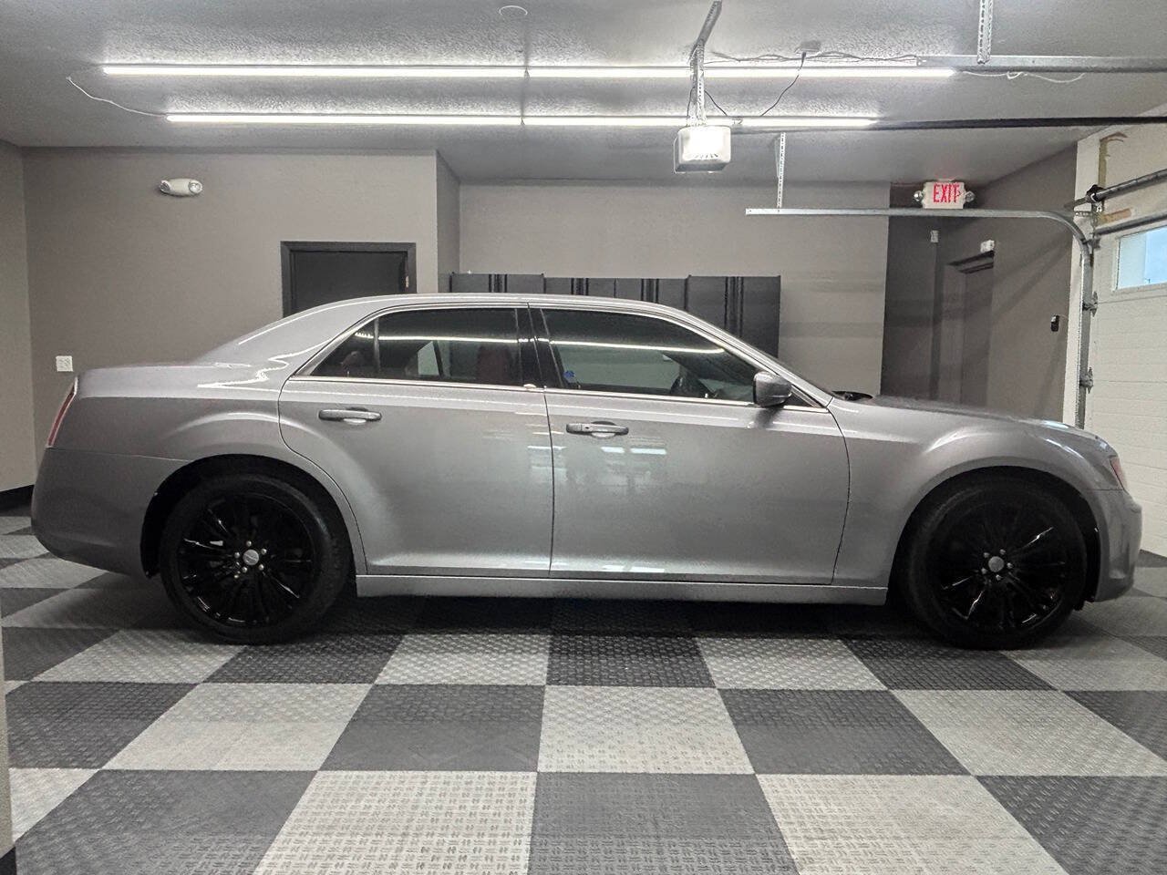 Used 2013 Chrysler 300 S RWD image 6
