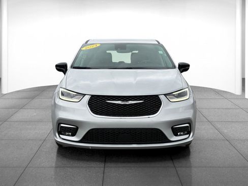 Used 2024 Chrysler Pacifica Touring-L image 2