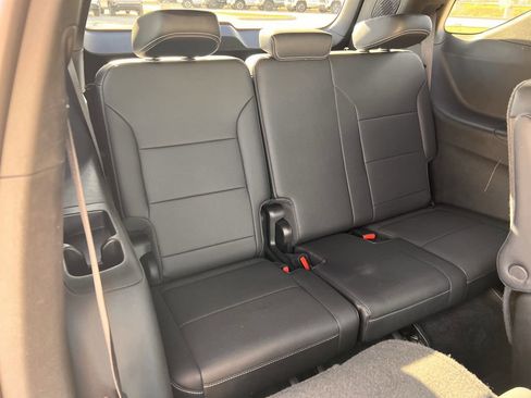 Used 2025 Chevrolet Traverse LT image 34