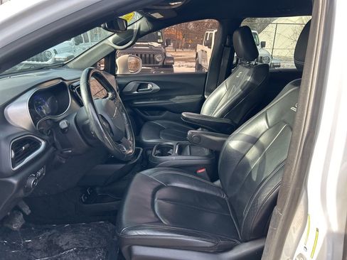 Used 2020 Chrysler Pacifica Touring-L image 13