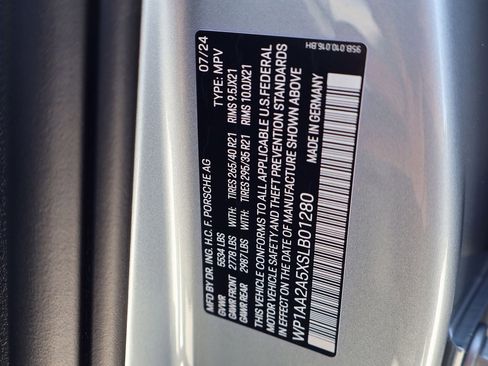 Certified 2025 Porsche Macan image 28