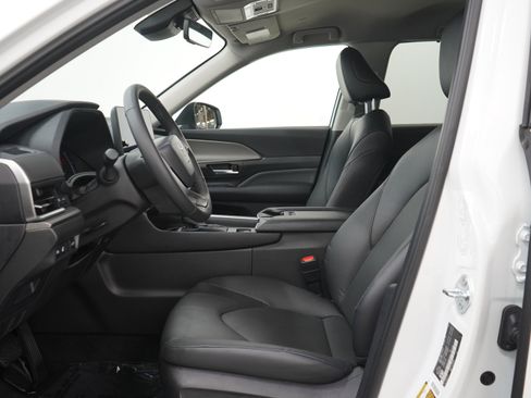Used 2025 Toyota Grand Highlander AWD Hybrid image 25