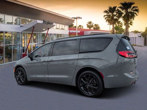 Used 2023 Chrysler Pacifica Limited w/ Uconnect Theater Family Group image 5