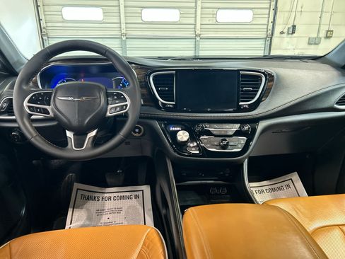 Used 2023 Chrysler Pacifica Pinnacle FWD image 4