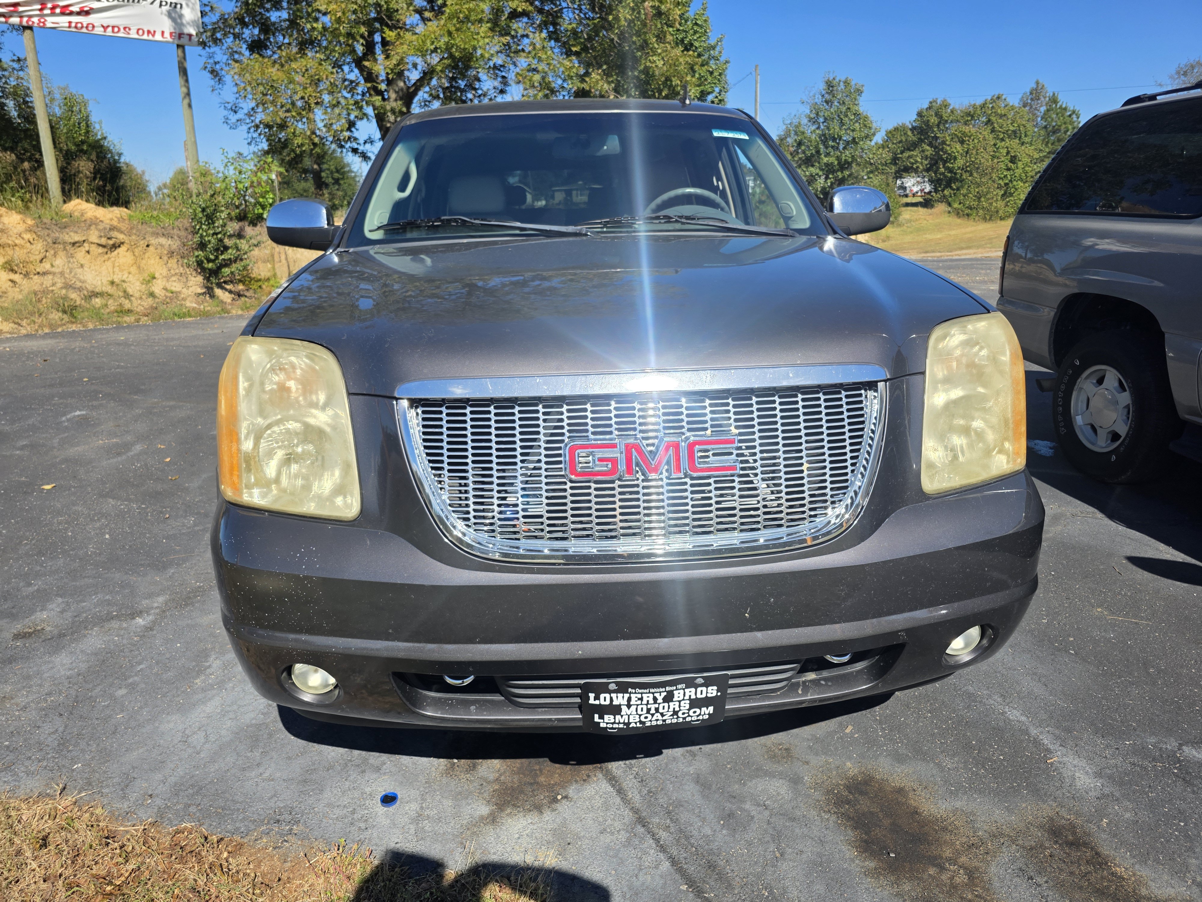 Used 2011 GMC Yukon XL SLT w/ SLT Chrome Package AWD/4WD image 2
