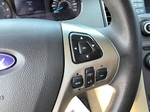 Used 2016 Ford Taurus SE FWD image 38