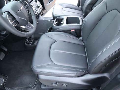 New 2026 Chrysler Pacifica Select FWD image 11