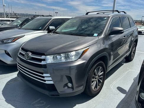 Used 2018 Toyota Highlander XLE FWD image 2