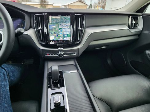 Used 2025 Volvo XC60 B5 Core image 24