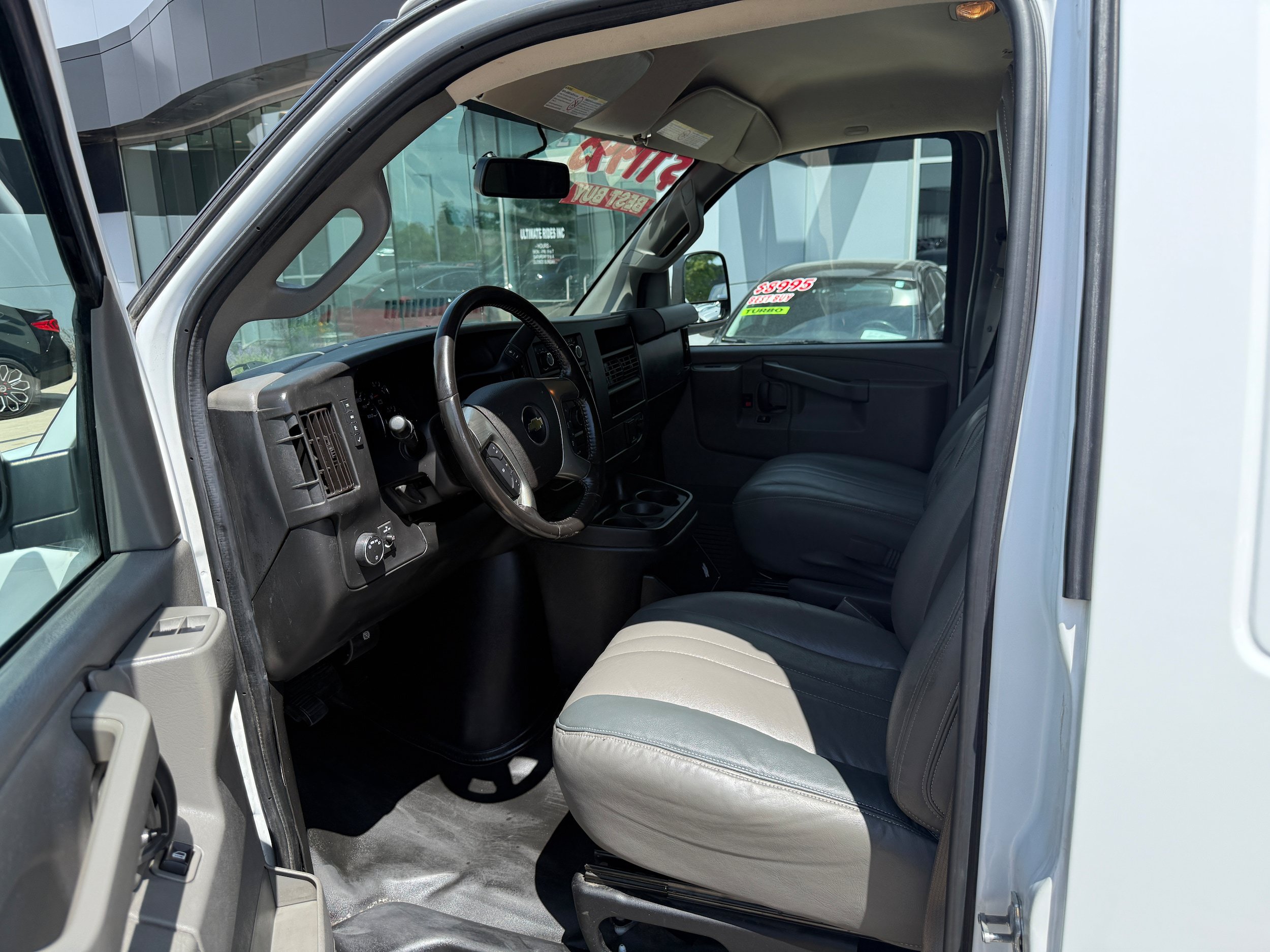 Used 2019 Chevrolet Express 3500 w/ Driver Convenience Package RWD image 9