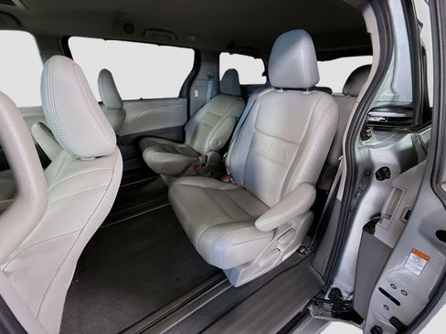 Used 2020 Toyota Sienna XLE FWD image 25