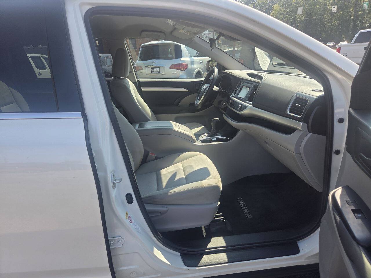 Used 2019 Toyota Highlander LE FWD image 18