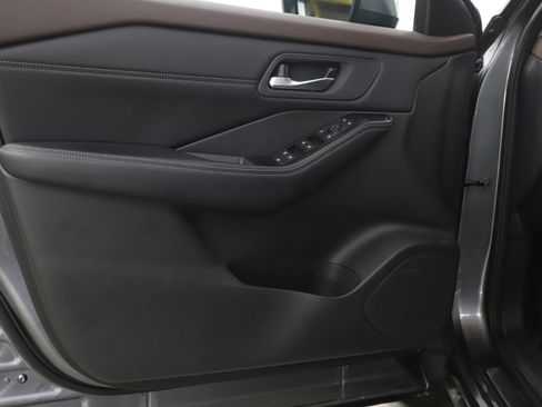 Used 2023 Nissan Rogue SV w/ SV Premium B Package image 19