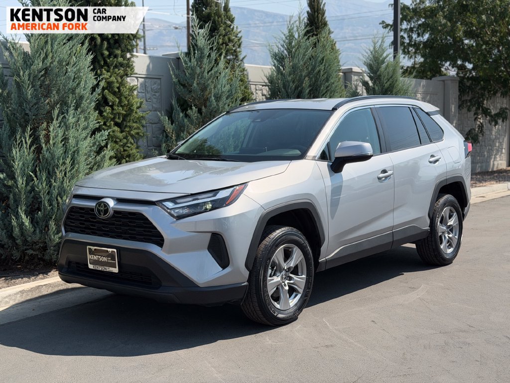 Used 2025 Toyota RAV4 XLE AWD/4WD image 3