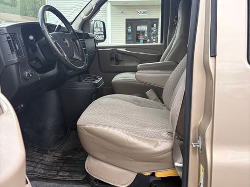 Used 2008 GMC Savana 3500 Extended Passenger w/ LT Preferred Equipment Group RWD image 9