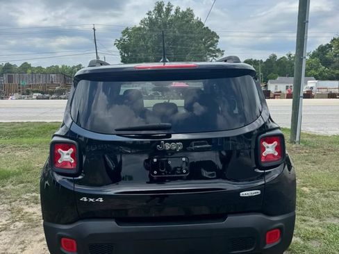 Used 2017 Jeep Renegade Latitude AWD/4WD image 9