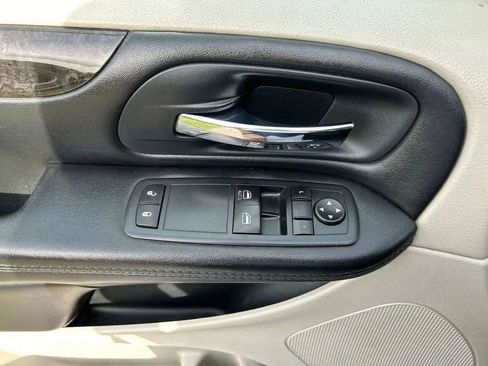 Used 2016 Dodge Grand Caravan American Value Package FWD image 11