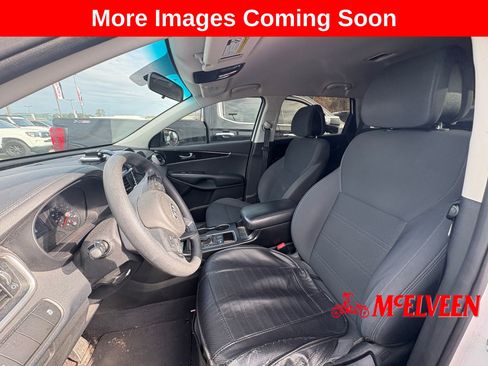 Used 2017 Kia Sorento LX image 3