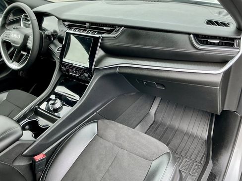 Used 2024 Jeep Grand Cherokee L Altitude image 24