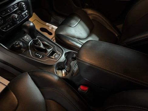 Used 2022 Jeep Cherokee Latitude Lux w/ Mopar Interior Package AWD/4WD image 10