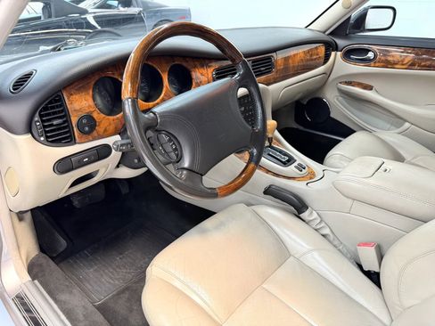 Used 2000 Jaguar XJ8 RWD image 3