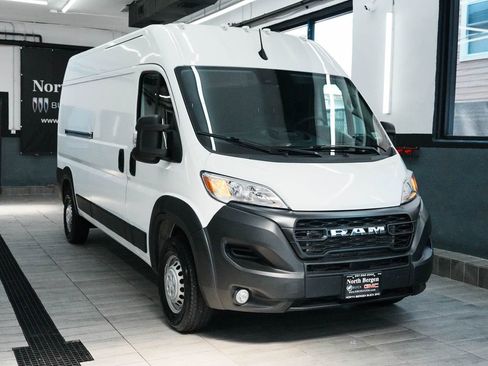 Used 2025 RAM ProMaster 2500 w/ Convenience Group FWD image 3