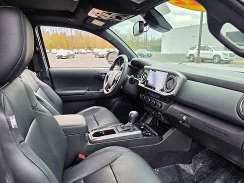 Used 2022 Toyota Tacoma TRD Off-Road w/ TRD Premium Off Road Package image 11