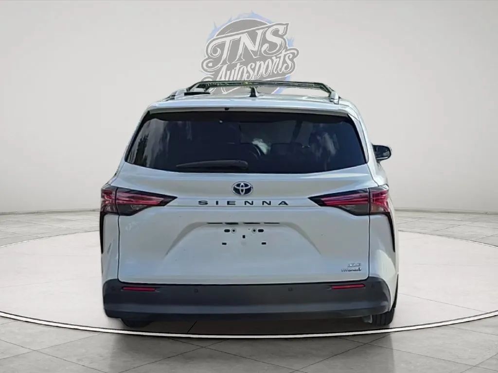 Used 2021 Toyota Sienna XLE FWD image 4